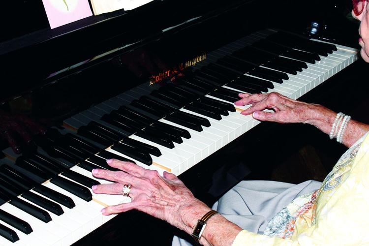 fingers on keys 6616.JPG